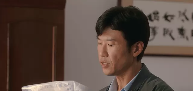 《低智商犯罪》以荒诞日常解构悬疑类型：细节速览