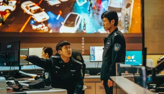 《低智商犯罪》张一昂装傻三处伏笔，王骁演活“表面糊弄实则清醒”警察：细节速览